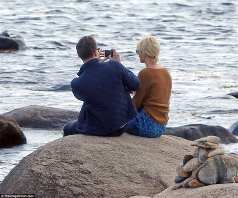 taylor swift and tom hiddleston show true tenderness