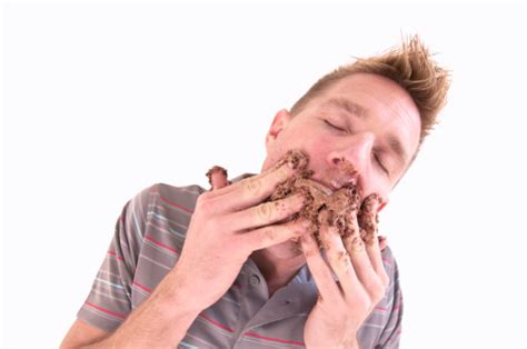 지저분한 남자 Eats 초콜릿 케이크 Frosting 건강에 좋지 않은 음식에 대한 스톡 사진 및 기타 이미지 Istock
