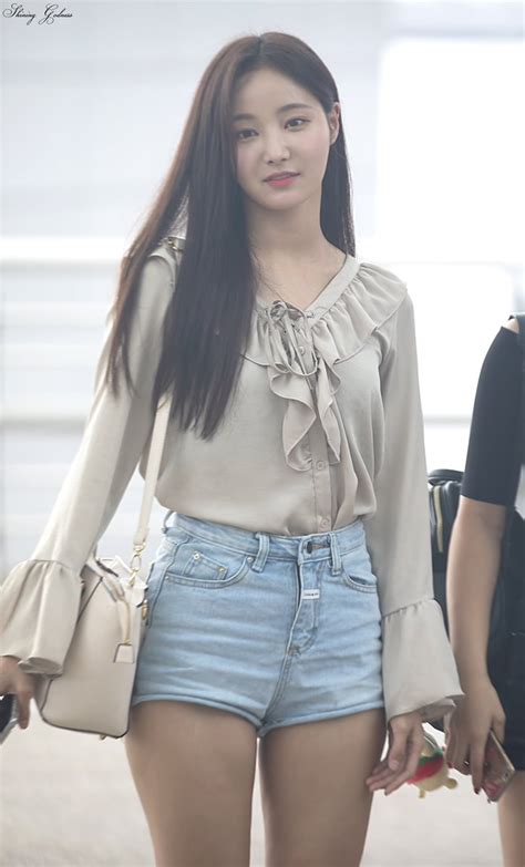 Momoland S Yeonwoo Girly Airport Fashion Kpopmap