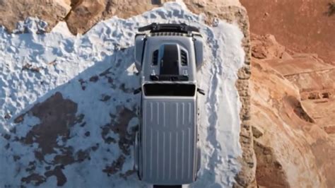 expect  big jeep wrangler xe hybrid reveal  december slashgear