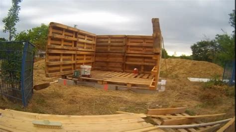voici comment fabriquer une petite maison ou une remise avec des palettes de bois