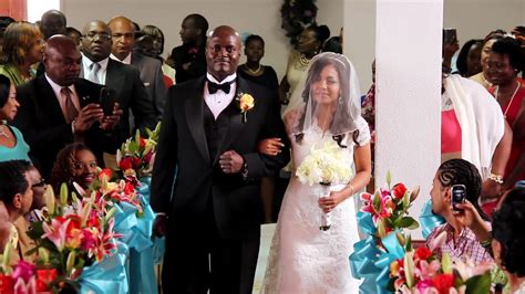 video groom sings to bride as she walks down the aisle viral viral