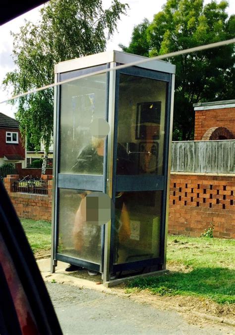 ce couple c est fait prendre dans une cabine téléphonique