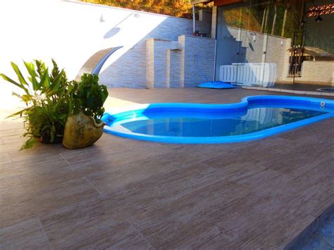 porcelanatos  acabamento imitando madeira  podem ser usados em piscinas piso