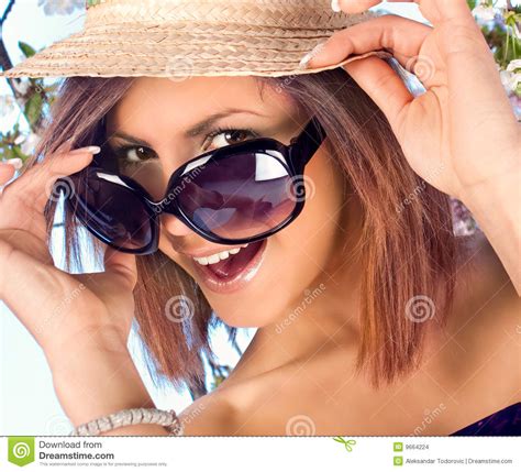donna con il cappello e gli occhiali da sole nell ora legale immagini stock immagine 9664224