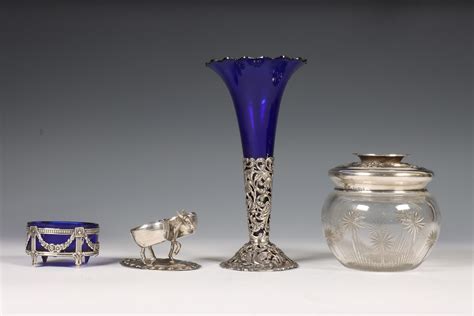 blauw glazen bloemenvaas met zilveren voet kristallen vaas met zilveren rand en twee diverse