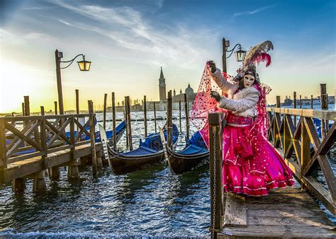 venice carnival       biggest party   year lonely planet