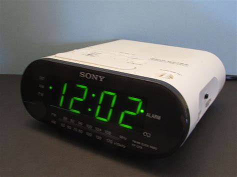 white sony dream machine icf   fm alarm clock radio model oval