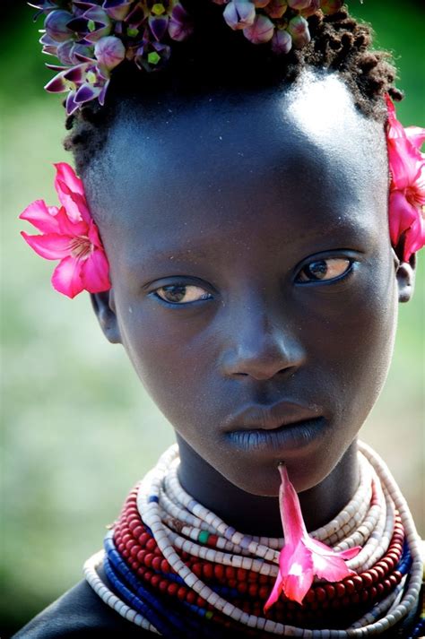 africa karo adornment ethiopia karo bilder