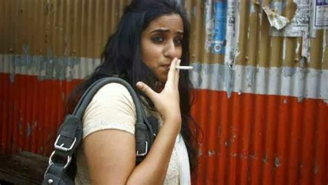Female Indian Actress Smoking Sexy Indian Girls Smoking