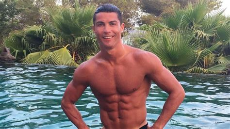 Cristiano Ronaldo Posa Só De Cueca E Enlouquece As Redes Sociais