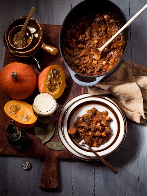 herfst stoofpot met bokbier aan de keukentafel met coop recept lekker eten stoofpot