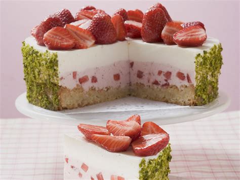 joghurt erdbeer torte mit pistazienmantel rezept eat smarter