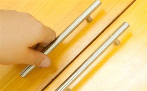 choose  install  cabinet knobs  pulls  steps
