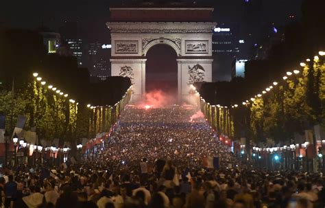 Coupe Du Monde Une Foule En Liesse Aux Champs Élysées Après La