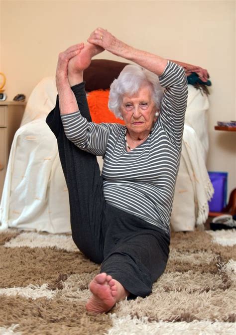 Meet The 90 Year Old Woman Who Can Still Do The Splits Old Women How