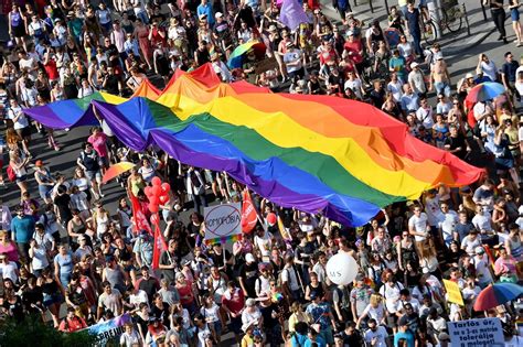 thousands hit  streets  biggest   diverse pride parade