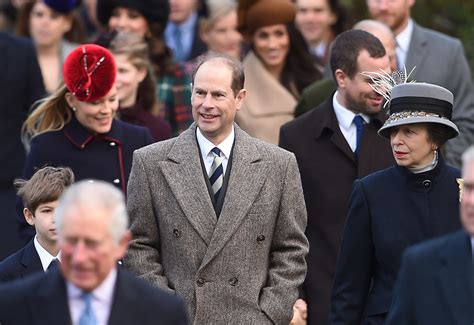 queen  members   royal family attend church  christmas