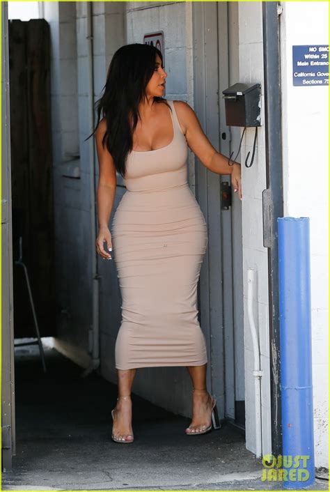 kim kardashian flaunts 26 inch waist in skin tight dress photo 3673086