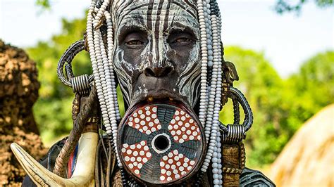 en una tribu africana las mujeres desfiguran sus rostros por una