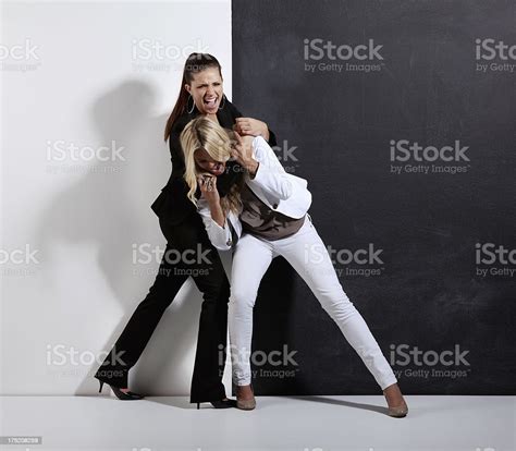 two women fighting 照片檔及更多 勒住頭 照片 istock