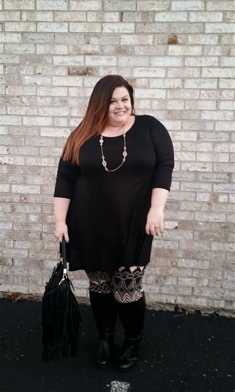 thestylesupreme plus size ootd black top and printed leggings