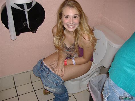 girls peeing caught 31 embarrassing teens college girls moment