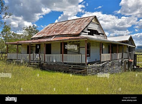 derelict australian outback farm house    grafton road  glen innes  grafton