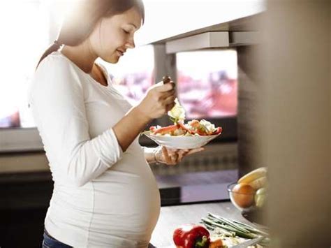 pregnant women should avoid consuming these foods