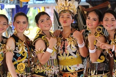 5 Keunikan Pakaian Adat Kalimantan Barat Yang Harus Kamu Tahu