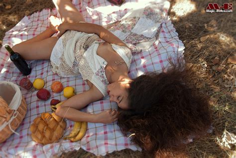 idoia toys her pussy with a banana and a bottle of wine in her summer picnic idoia durante