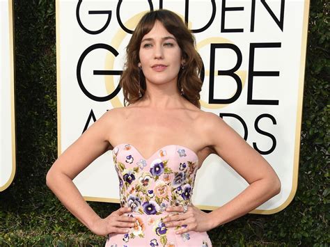 Golden Globes 2017 Lola Kirke S Unshaven Armpits Sends Body Positive