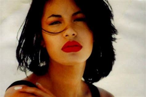 fans are wearing red lips to celebrate selena quintanilla