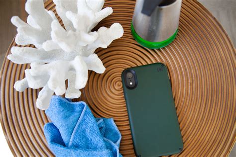 clean  phone case    fresh speck buzz