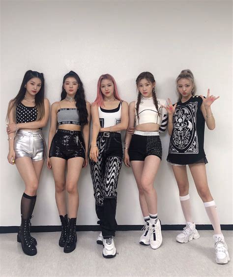 itzy on itzy kpop outfits stage outfits