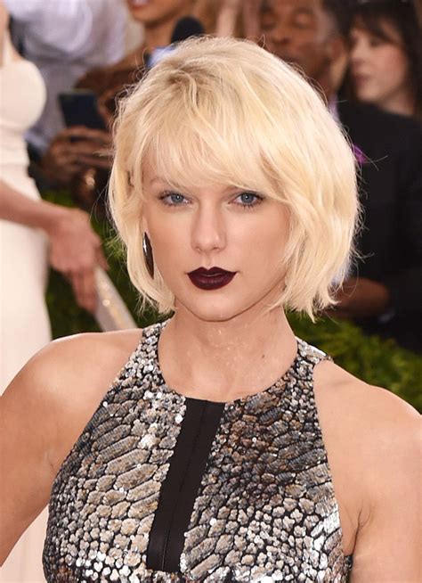 [photos] Taylor Swift‘s Met Ball Hair And Makeup — Dramatic