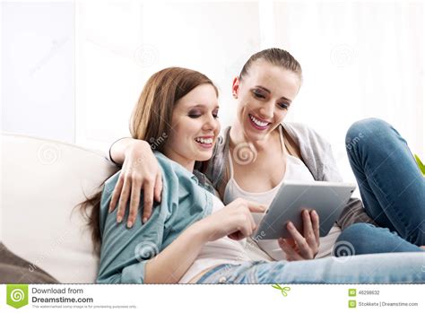 lyckliga lesbiska par med minnestavlan arkivfoto bild av njutning kvinnor 46298632