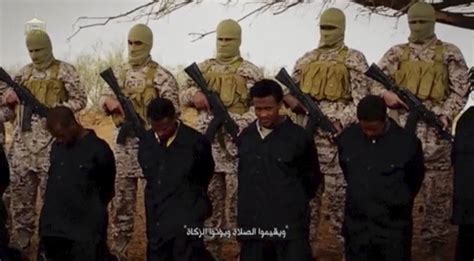 estado islámico graba en vídeo cómo dispara y decapita a una treintena