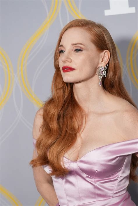 jessica chastain flaunts her big tits in deep cleavage 16 photos