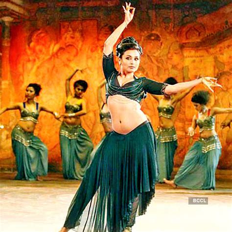 rani mukherjee s sizzling hot belly dance won her audience s full