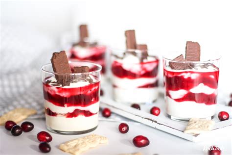 kaesekuchen dessert mit cranberries cheesecake im glas