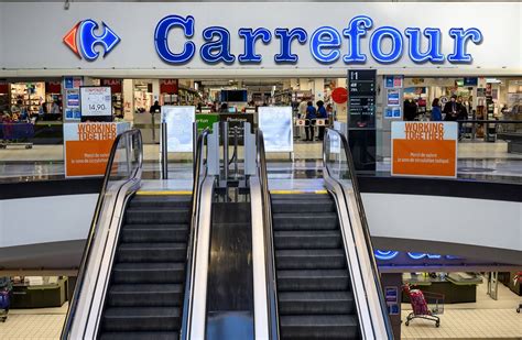 frances carrefour  canadas couche tard   takeover talks  grocers