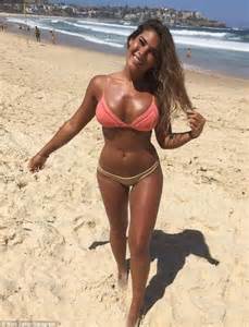 The Bachelor S Noni Janur Shows Off Her Toned Torso And Ample Cleavage