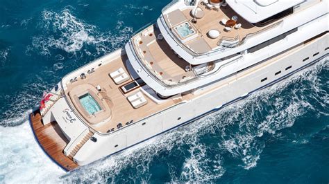 les yachts de luxe signes par les  grands designers  artistes