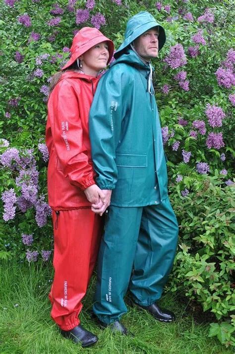 red and green rainwear regenkleidung regen mode regenjacke