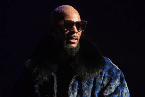 spotify removes r kelly s music from playlists due to new hate content