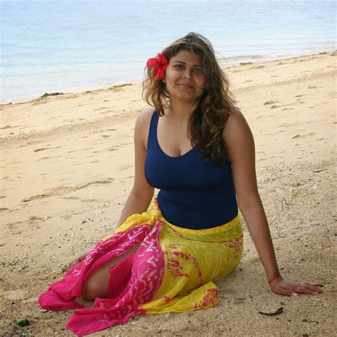 Beautiful Desi Mallu Housewife On The Beach New Photos