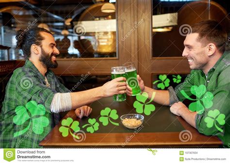 Amigos Masculinos Que Beben La Cerveza Verde En La Barra O El Pub Foto