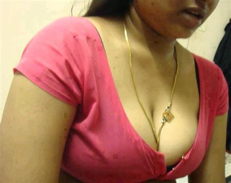 Saree Bhabhi Deep Cleavage Navel Xxx Porn Photo Album