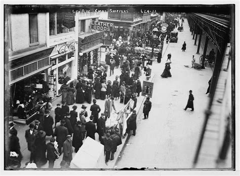 christmas shoppers on 6th ave nyc 1913 new york city december
